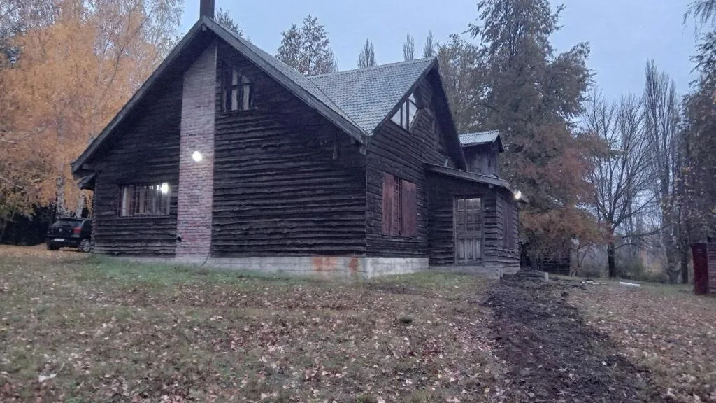 La casa principal y su chimenea de ladrillo