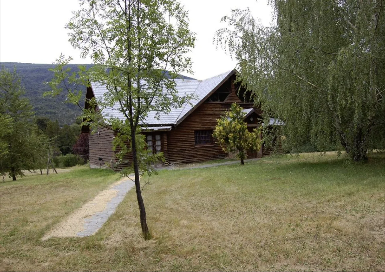 La casa principal y el sendero de acceso