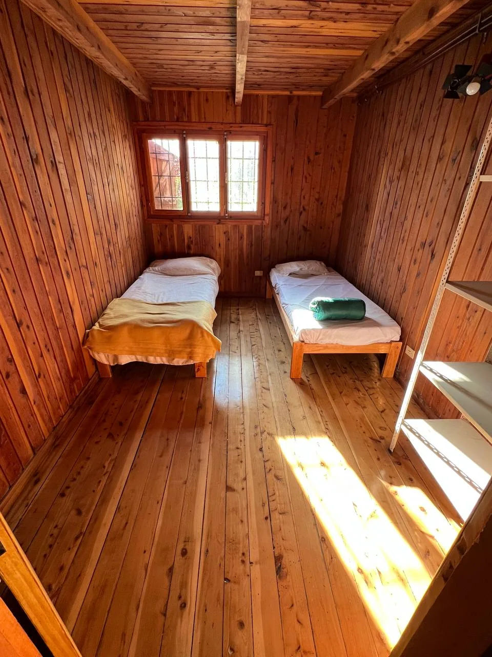 Un dormitorio iluminado por el sol