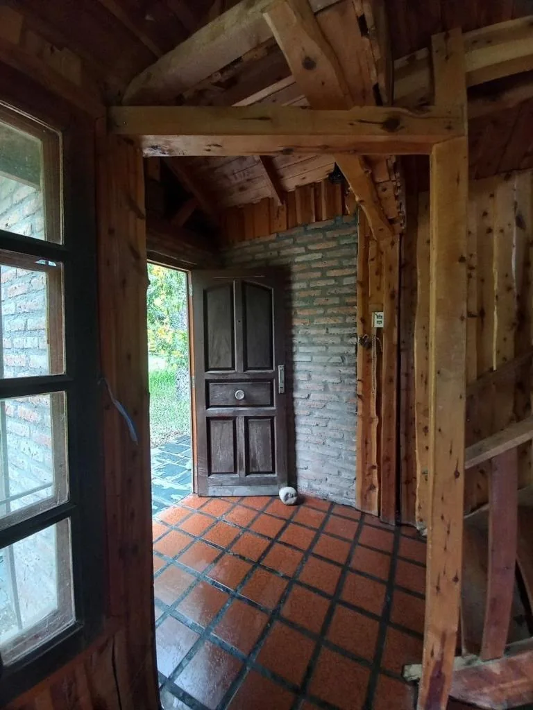 La entrada, entre madera y ladrillo